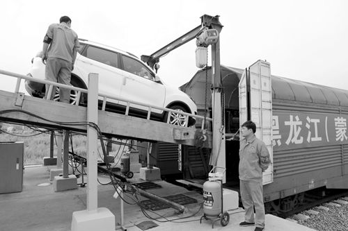 中國鐵路哈爾濱局集團(tuán)開行首趟商品汽車 公轉(zhuǎn)鐵 貨運(yùn)班列